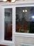 Фото 1. Балконный блок из профиля KLV Standart. Дверь целиком из стекла (цельностеклянная дверь) + глухое пластиковое окно. Профиль с глянцевой поверхностью и белым силиконовым уплотнителем. 