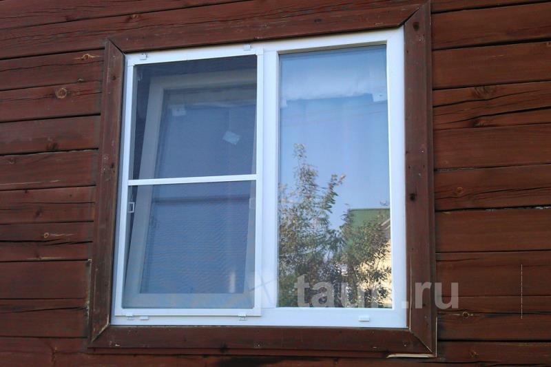 Фото 7. Пластиковое окно KLV Standart, двустворчатое в деревянном доме. Одна створка глухая, другая створка поворотно-откидная с москитной сеткой