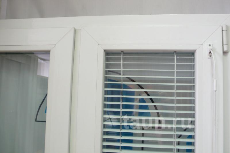 Фото 14. Пластиковые окна Trocal с жалюзи внутри - образец в офисе