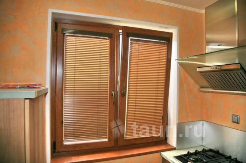 Фото 1. Фотография кухни с ламинированным пластиковым окном и жалюзи Isolite коричневого цвета